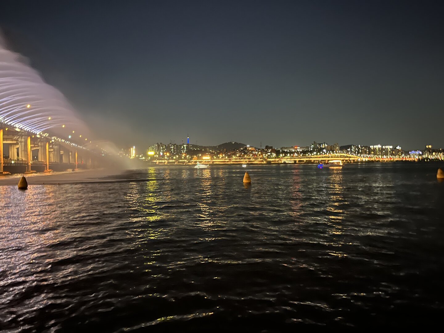 Banpo Bridge Moonlight Rainbow Fountain