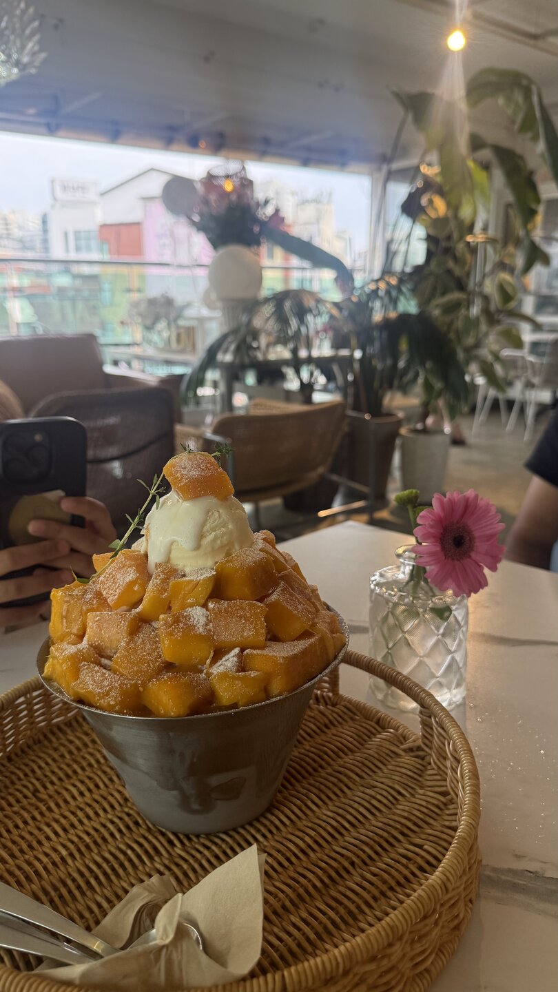 Bingsu break during cosmetics shopping